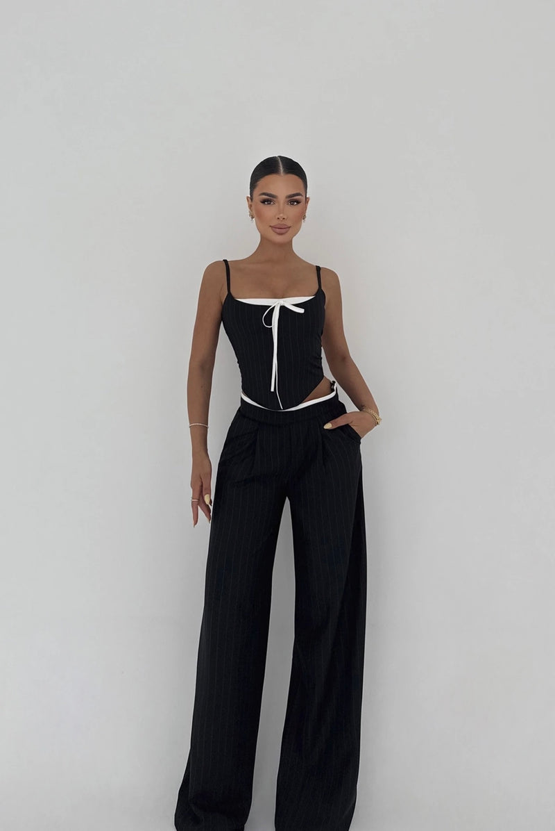 Zweiteiliger Anzug mit Corsagen-Top und Nadelstreifen – Schwarz/Blau